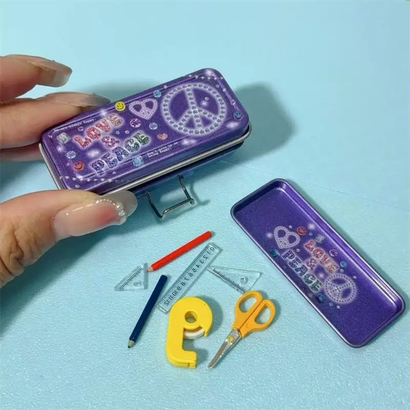 ⭐Dollhouse Miniature Double Layer Iron Pencil Box Pen Ruler Measuring Tape Scissors Model Pretend Play Toy Micro Landscape Decor