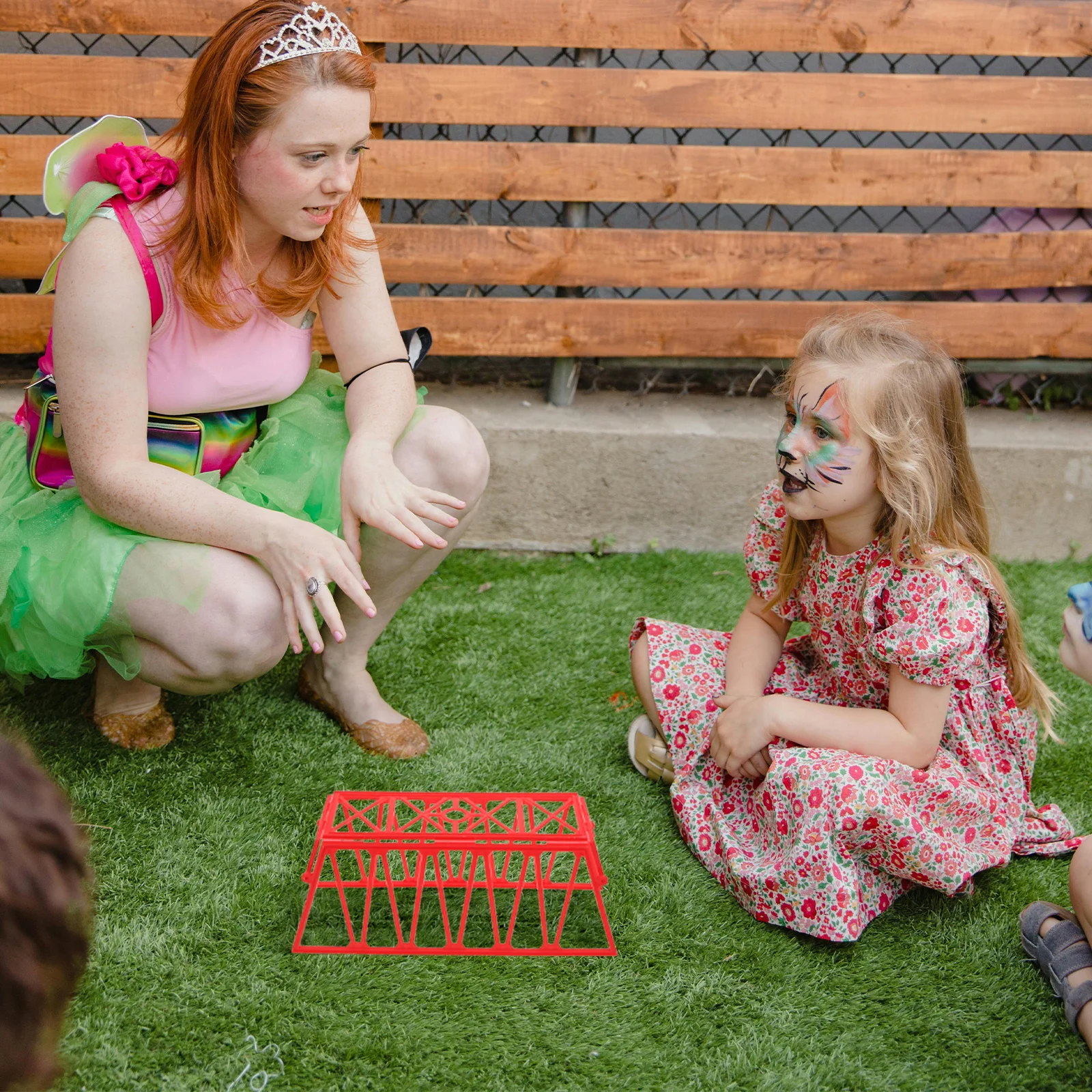 Zestaw kolejowy z elektrycznym pociągiem, klocki do samodzielnego montażu, edukacyjny prezent dla dzieci, zabawa na świeżym powietrzu, kolej z motywem strażackim.