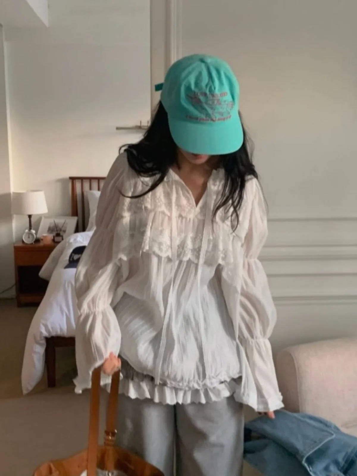

White Lace Splicing Bell Sve irt Women's Spring Chic Romantic Wooden Hollow Design Loose Korean Sle Long Sve S...