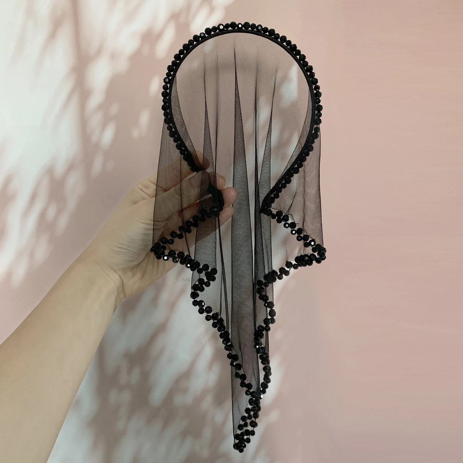 Elegantes Netz-Stirnband mit gewelltem Kristallbesatz, ein vielseitiges Haaraccessoire für Hochzeiten, Bälle, Bankette und Cocktailpartys. – Detail 7