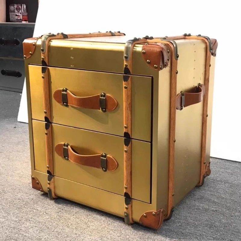 طاولة بجانب السرير مصنوعة من جلد الألومنيوم الإبداعي على شكل صندوق من الروطان في العصور الوسطى