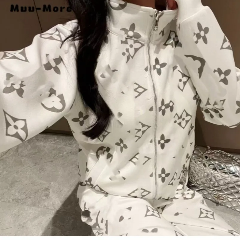 

Весна 2025 г., женский спортивный повседневный комплект из двух предметов, женское пальто на молнии с длинными рукавами + брюки с эластичной резинкой на талии, брючные костюмы с принтом