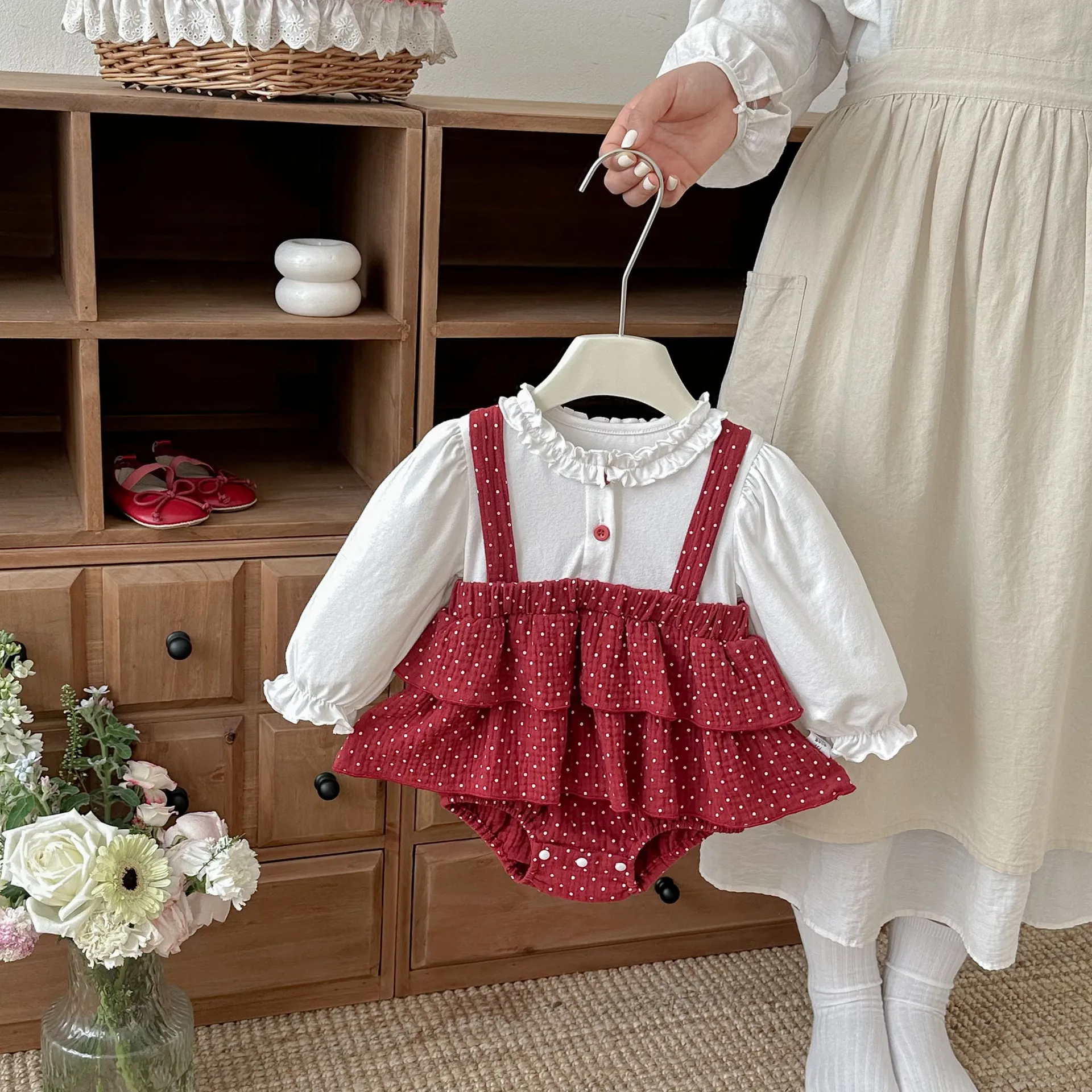 

Весенний комбинезон для малышей 2026: белый, с пышными длинными рукавами, в красный горошек, для девочек