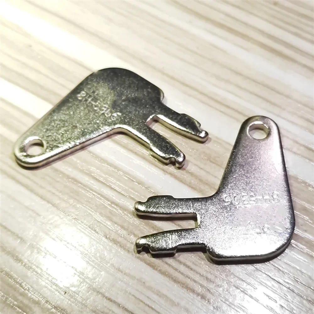 

Caterpillar 8398 8H5306 Excavator key, battery key, electric switch key, power switch key, excavator accessories