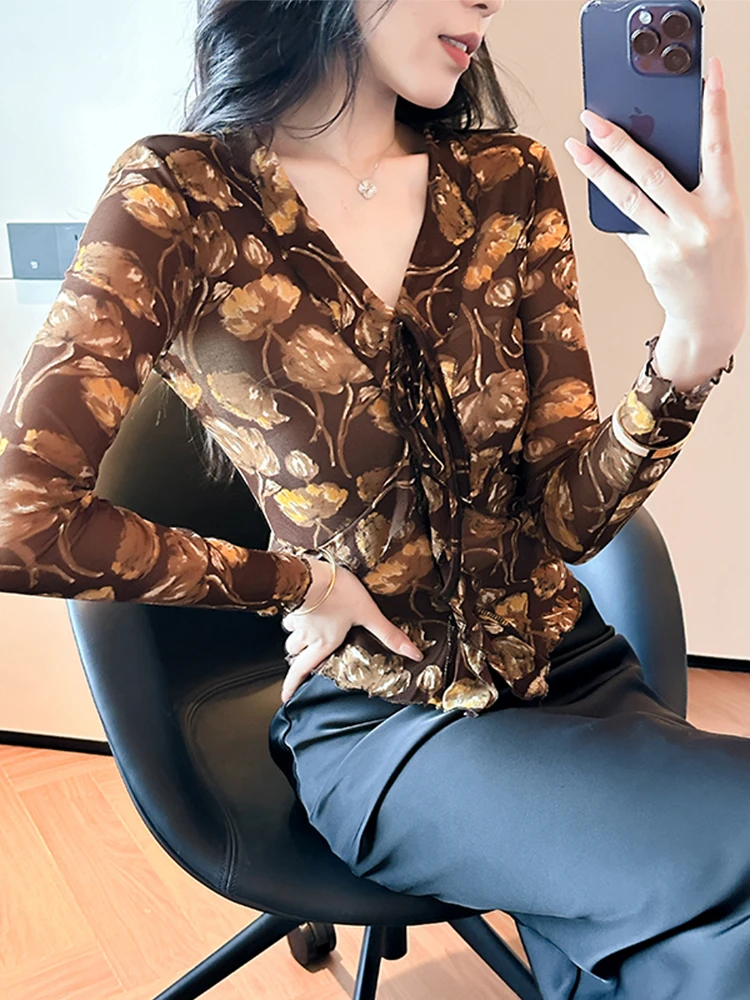 Modny, drukowany, długi rękaw, dekolt w serek, damska bluzka bazowa, koronkowa warstwa, kwiatowy wzór roślinny, dopasowany krój, elegancki.