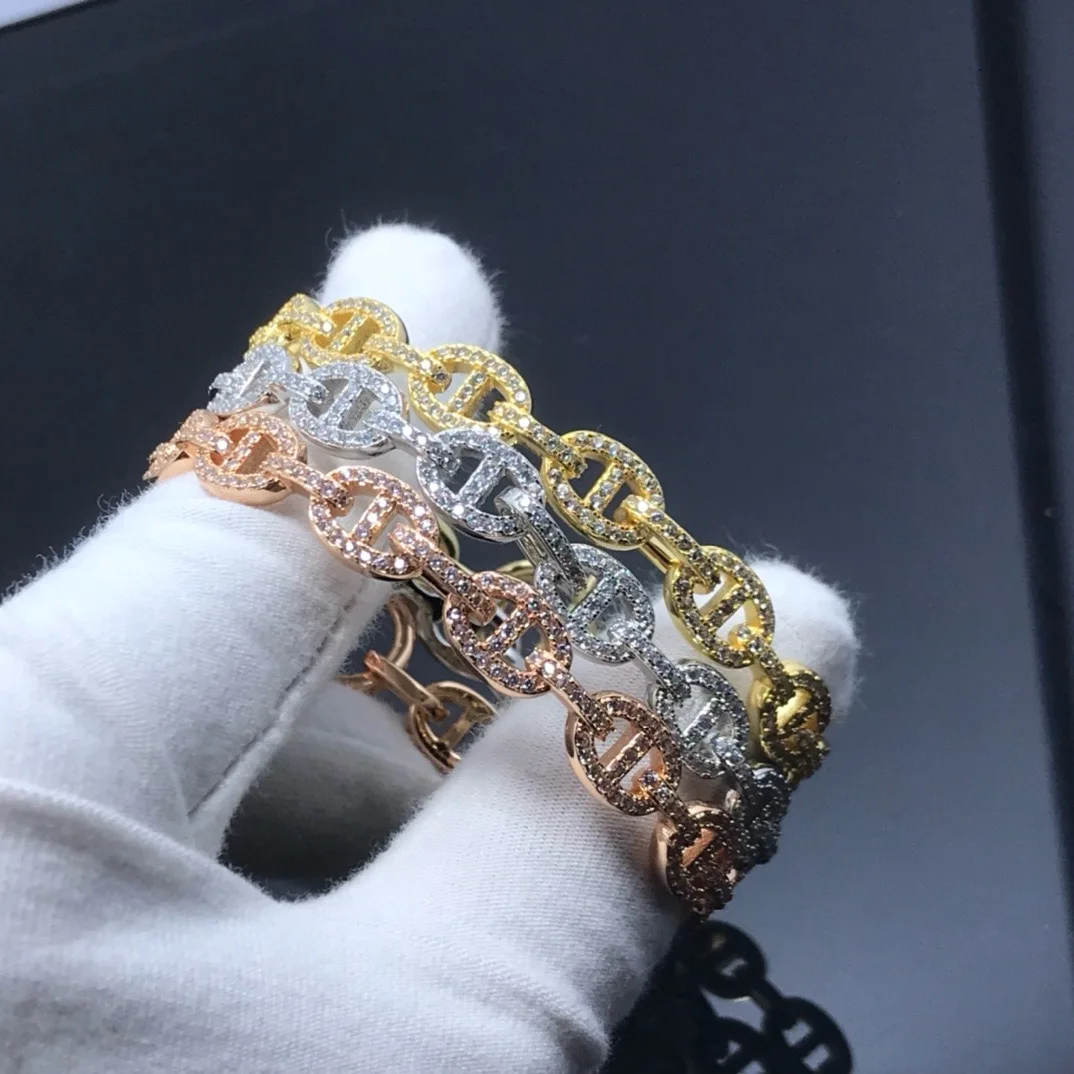 

The 2025 new Pig Nose V-gold Starry Sky women's bracelet, inlaid with full zircon stones, is a light luxury and niche bracelet.