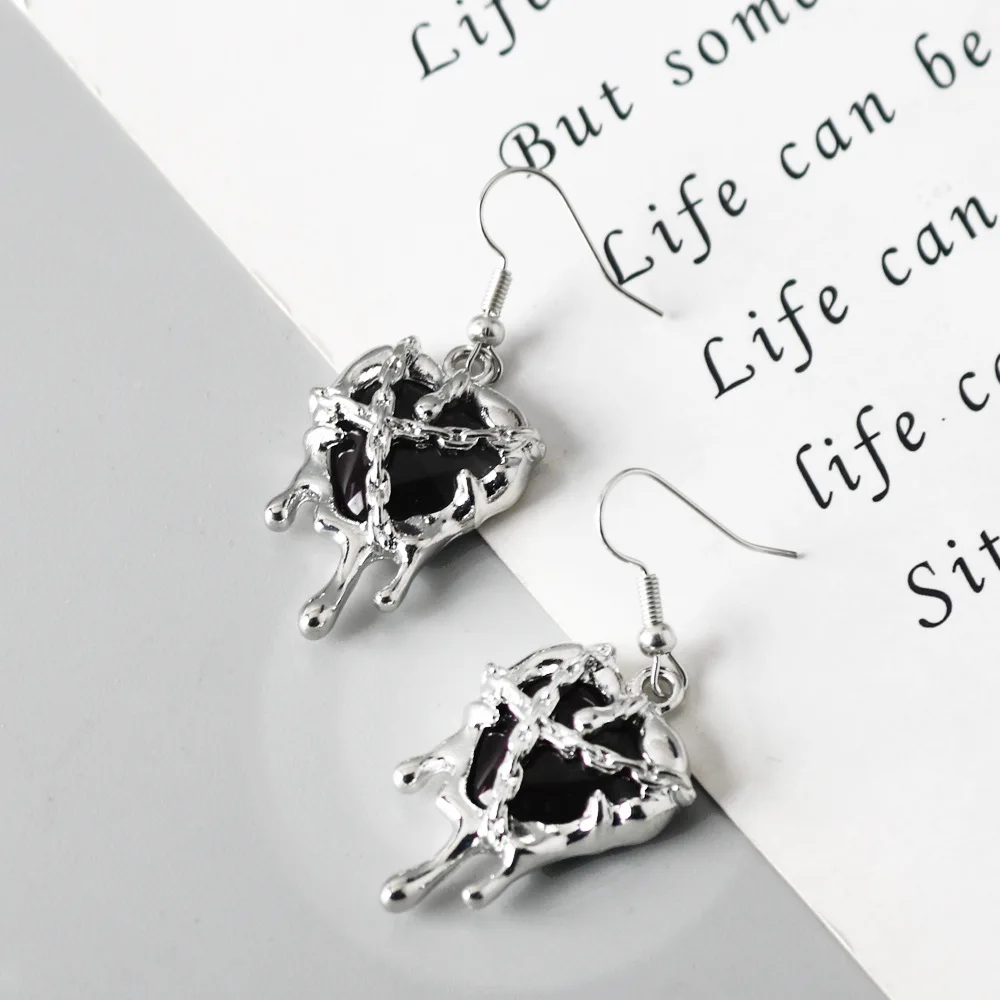 أقراط قلب الحمم البركانية السلسلة والأقراط المصنوعة من السبائك المستوحاة من الشرير مثالية للارتداء اليومي أو الحفلات.