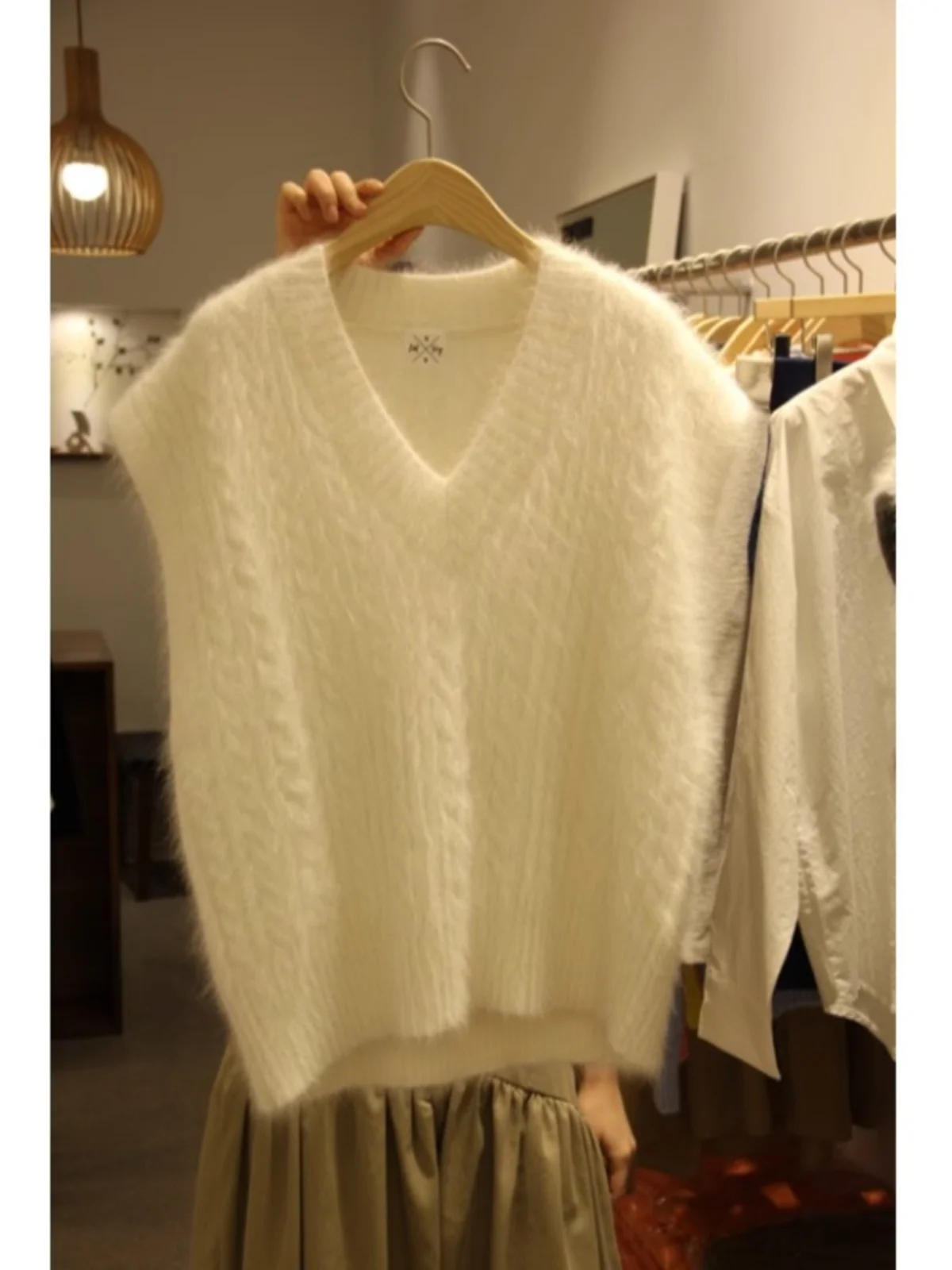 

Белый вязаный свободный утепленный женский жилет с V-образным вырезом, весенняя верхняя одежда для многослойных образов, свитер с открытыми плечами, цвет: смолистый