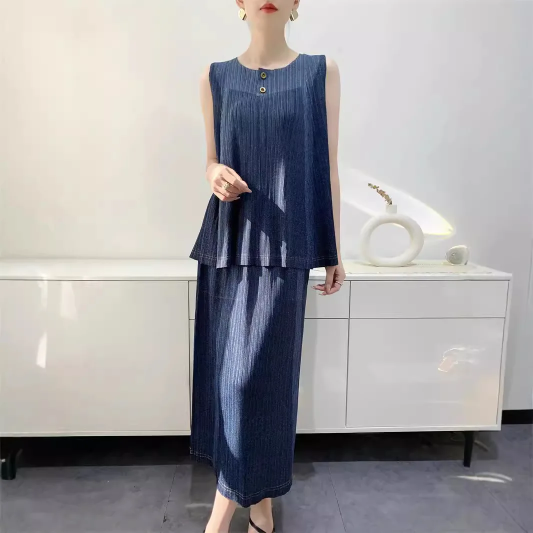 مياكي مطوية الدنيم نمط فستان ضيق 2025 صيف جديد بلا أكمام الدنيم اللون المطبوعة نصف تنورة مجموعة عادية مريحة