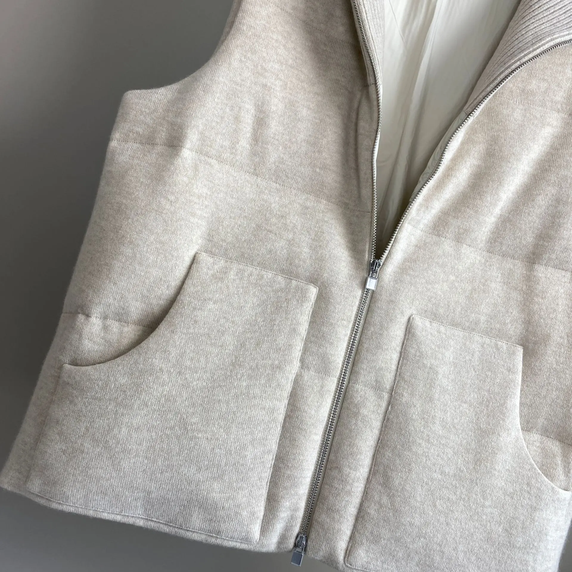 2025 Otoño e Invierno nuevo chaleco de plumas de ganso tejido de Cachemira chaleco de moda que combina con todo para mujer