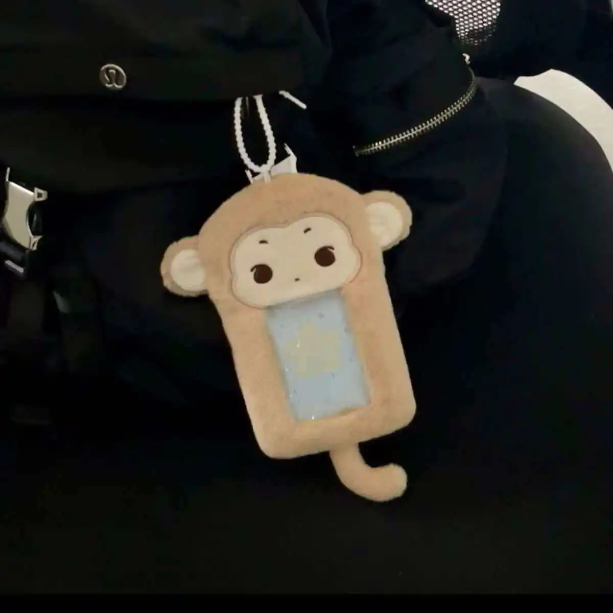 1 Stück Cartoon-Kleiner-Affe-Plüsch-Kartenhalter, niedliches Accessoire für Ausweise und 3-Zoll-Fotokarten, Merchandise für K-Pop-Fans – Detail 4