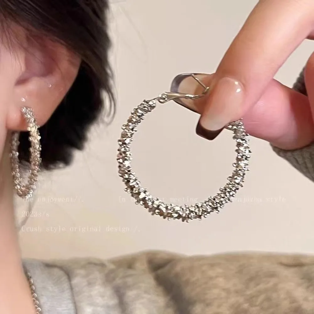 Pendientes de Aro Grandes con Diseño Cóncavo-Convexo y Textura Plateada, Estilo Frío Minimalista y Sofisticado, Accesorios para Mujer para Otoño-Invierno y Múltiples Ocasiones