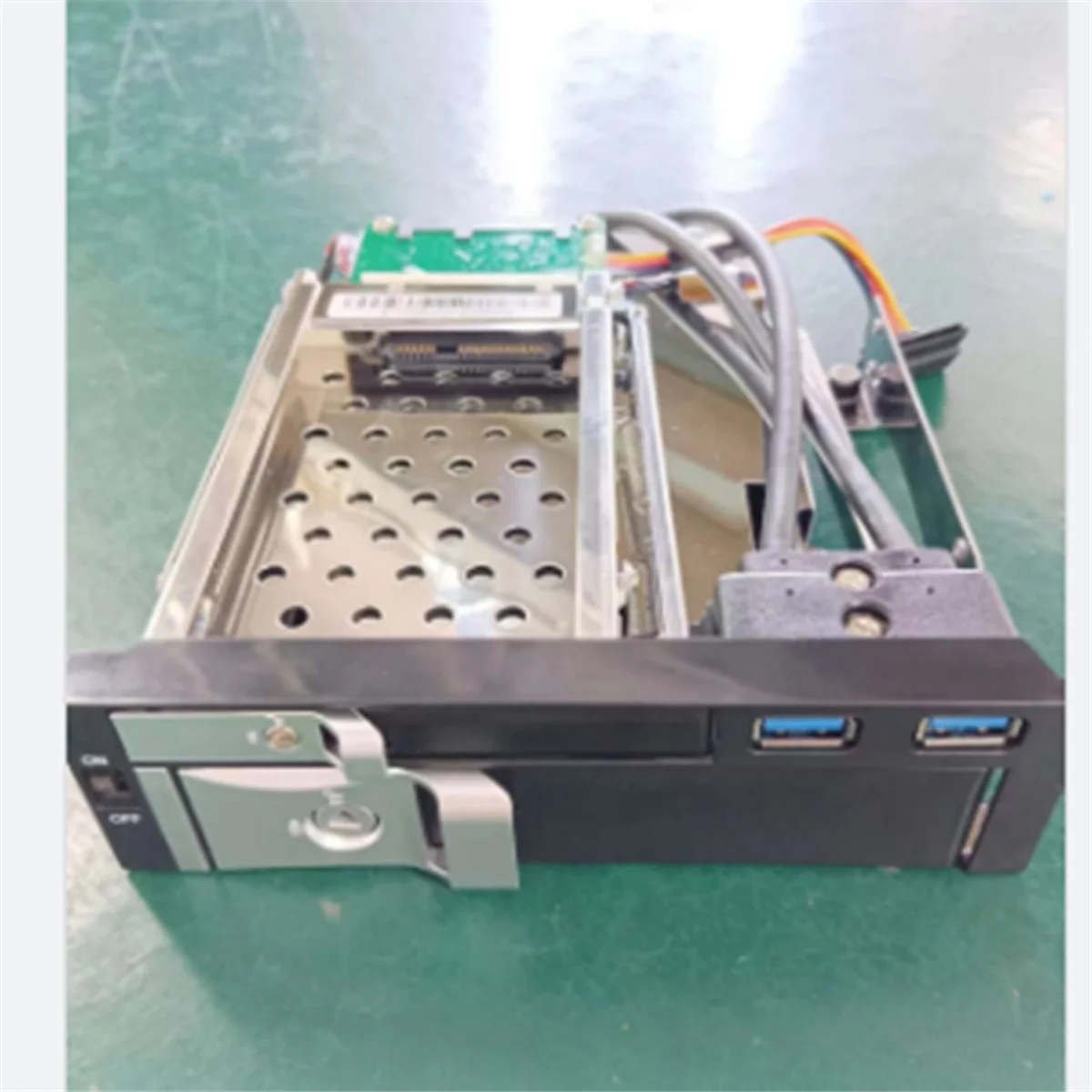 5.25 インチ内部デュアル スロット ハードディスク ケース 2.5+3.5 インチ SATA HDD/SSD エンクロージャ 工具不要設計、2 つの安全ロック付き