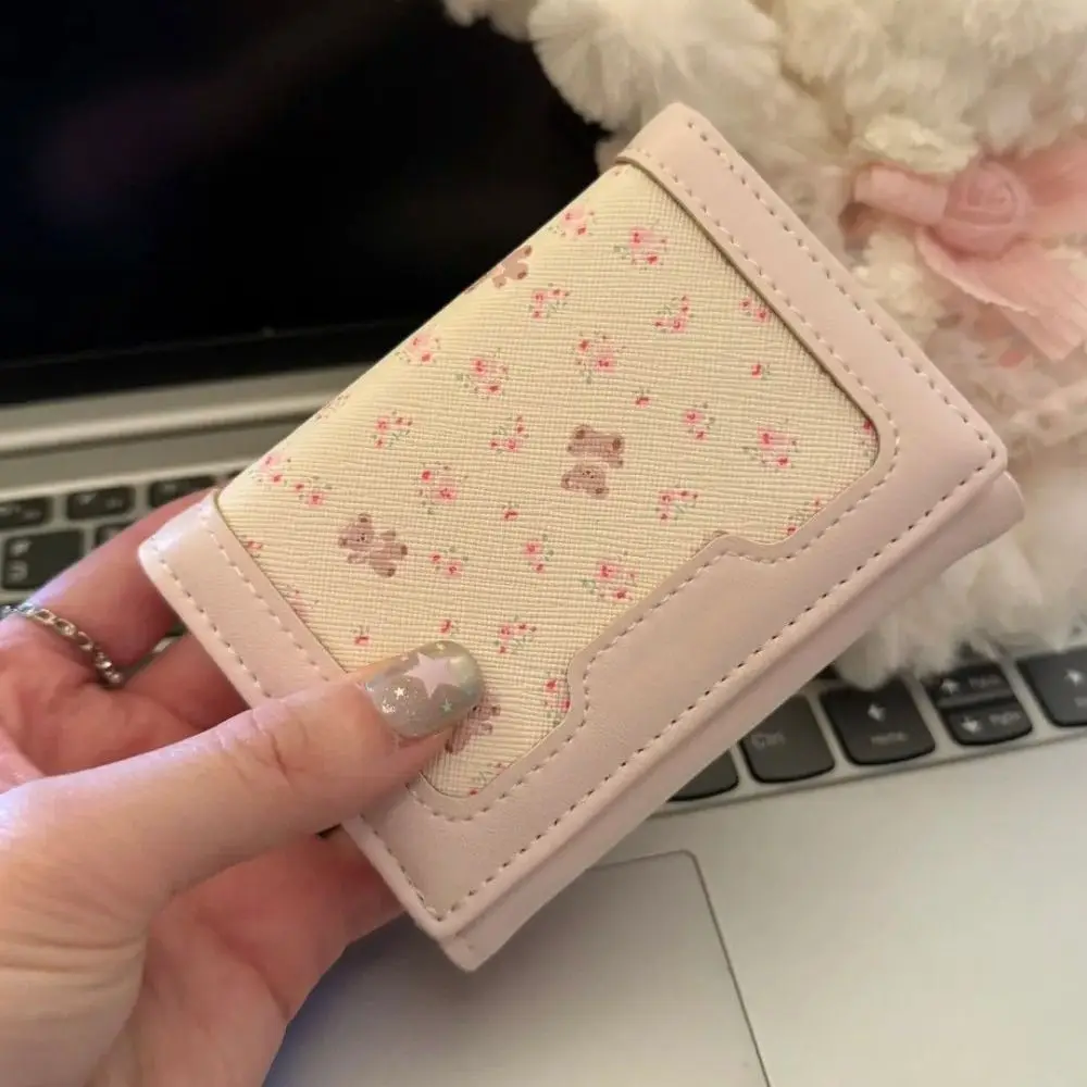 PU Bifold Wallet Compact Folding Structure Portable Coin Wallet Stitched Trim Floral Bear Print Card Holder Wallet Daily Carry