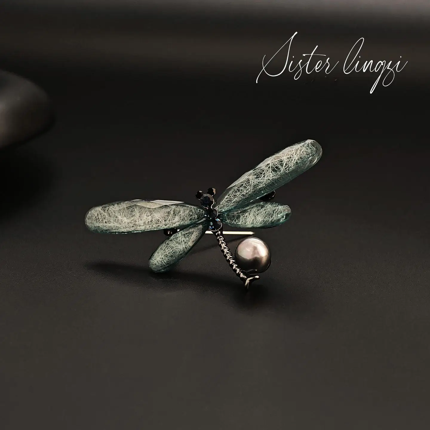 Vintage Dragonfly Faux Pearl Brooch for Women Elegant Synthetic Zircon Lapel Pin Luxury Corsage for Coat & Jacket Jewelry Gift
