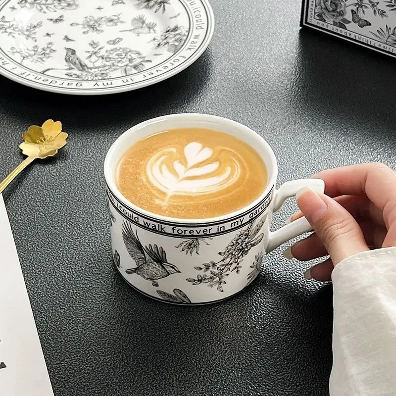 Pinellia-Blumen-Kaffeetassen- und Teller-Set in einer kleinen Dufttasse, mit Henkel, im nordischen Stil, mit hohem ästhetischem Wert