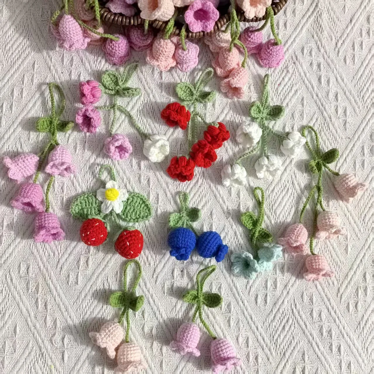 Niedlicher gehäkelter Puff-Glockenblumen-Anhänger, fertig handgefertigt, Maiglöckchen-Blume, Rucksack-Dekoration, Geschenk für Freunde – Detail 1