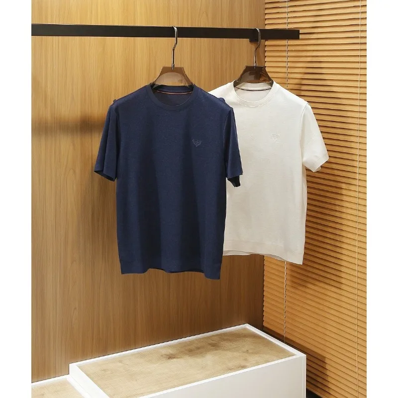 

Весенняя новинка: мужская футболка с круглым вырезом и коротким рукавом в итальянском стиле old money — простой и универсальный повседневный топ.