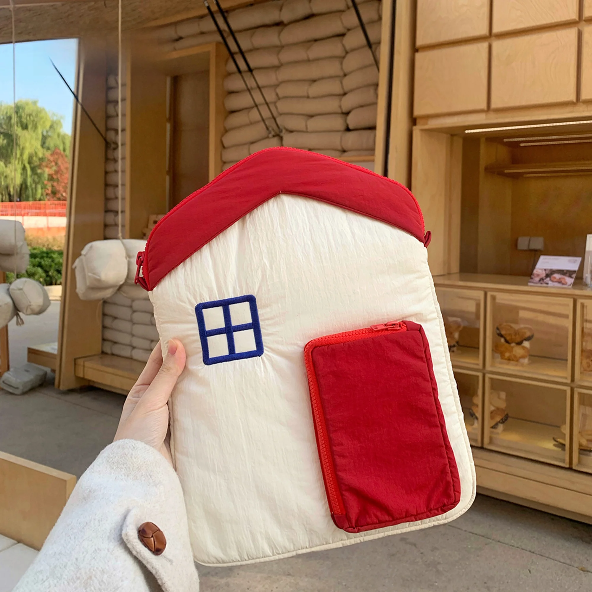 Bolsa para Tablet Crann Original Cloud House, Revestida em Aodão, Bolsa Interna para iPad e Notebook, Versátil, Estilo Casu...