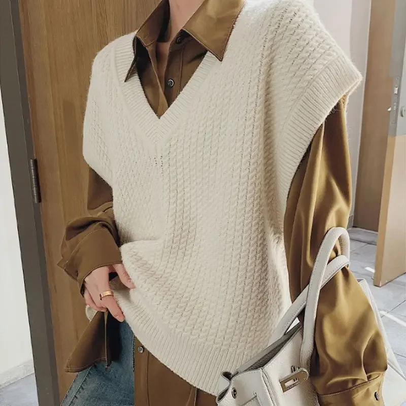 Ladies Sweaters V-neck White Vest Autumn Winter 2024 Knitted Top for Women Designer New Knitwear Korean Luxury Trend Clothes In