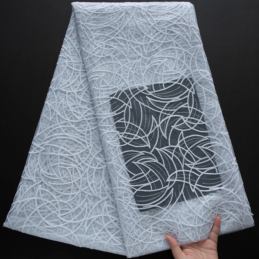 Hochwertiger weißer Baumwoll-Spitzenstoff – Schweizer Voile mit zartem Blumenmuster für Hochzeits- und Abendkleider S4484