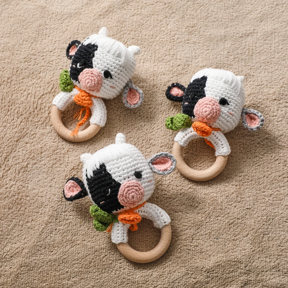 

Вязаная вручную погремушка-корова – мягкая хлопковая игрушка с деревянным кольцом для малышей, нежный звук, удобный захват, игрушка для совместных игр родителей и детей, погремушка-колокольчик для новорожденных