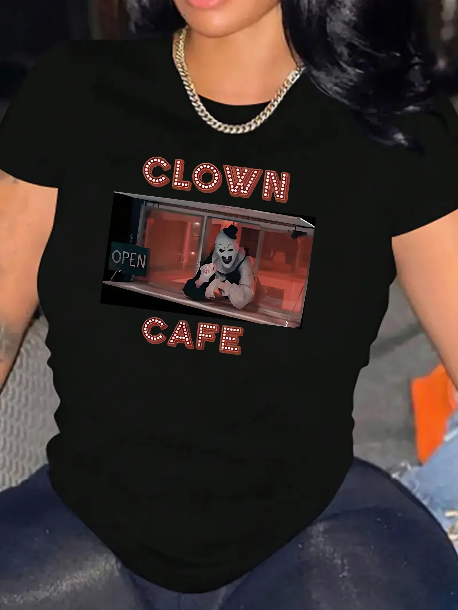 

Женская повседневная футболка с рисунком Clown Cafe, смесь полиэстера и спандекса, средняя эластичность, футболка с круглым вырезом и короткими рукавами из трикотажной ткани