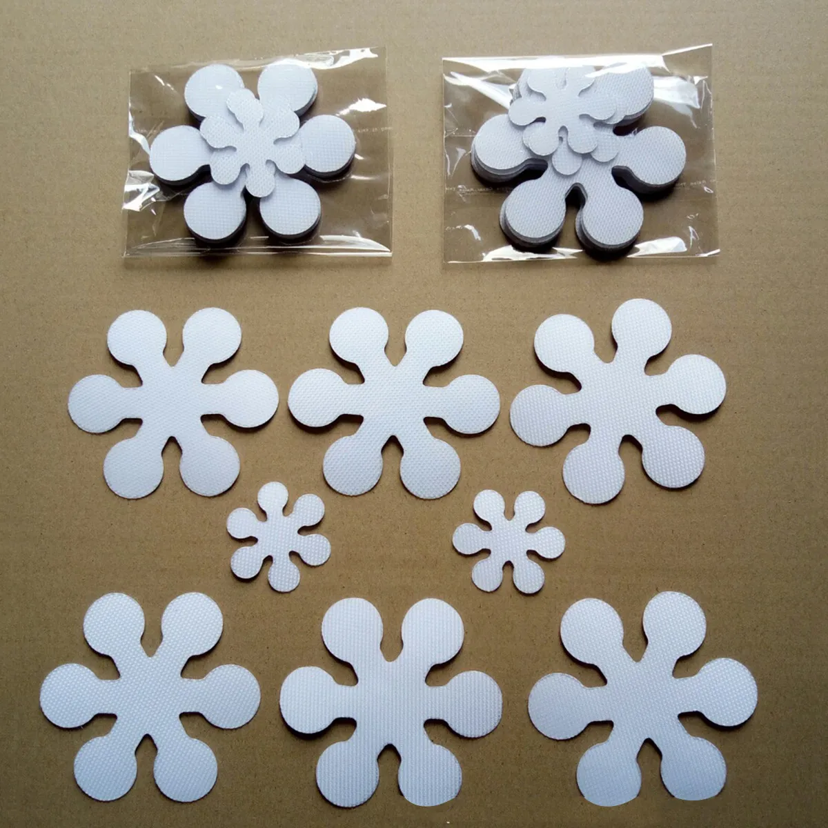 8Pcs Non-Slip Bath Mats Snowflake Shape Anti-Slip Shower Stickers Safety Treads for Bathroom Tub Kitchen Wet Floors