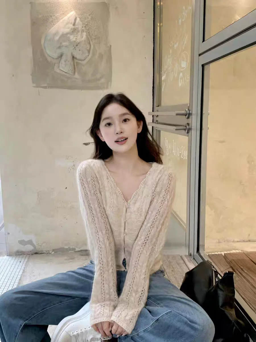 

Весенняя новинка: корейский простой повседневный универсальный кардиган с V-образным вырезом, трикотажный, с кружевными вставками, приятный к телу, женская одежда