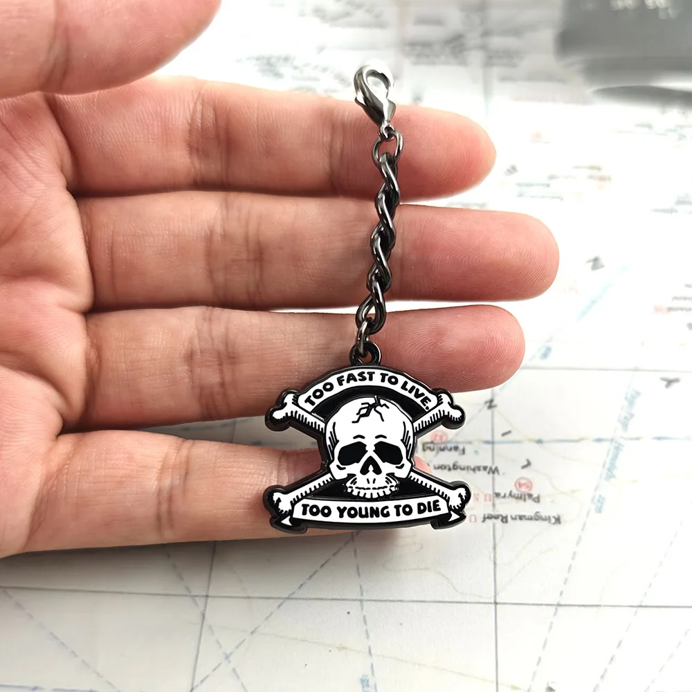 Zu schnell, um zu leben, zu jung, um zu sterben Schlüsselanhänger Vintage Punk Rock Totenkopf Kreuzbeine Metall Schlüsselring Gothic Taschen- und Autoanhänger Geschenk – Detail 8