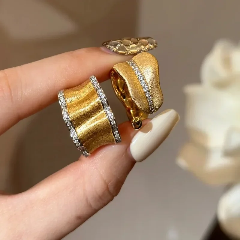 Lekki, luksusowy pierścionek z diamentowym inkrustowanym diamentem w kształcie liścia bananów Para Wysokiej jakości nieregularna biżuteria w stylu retro pałacowym