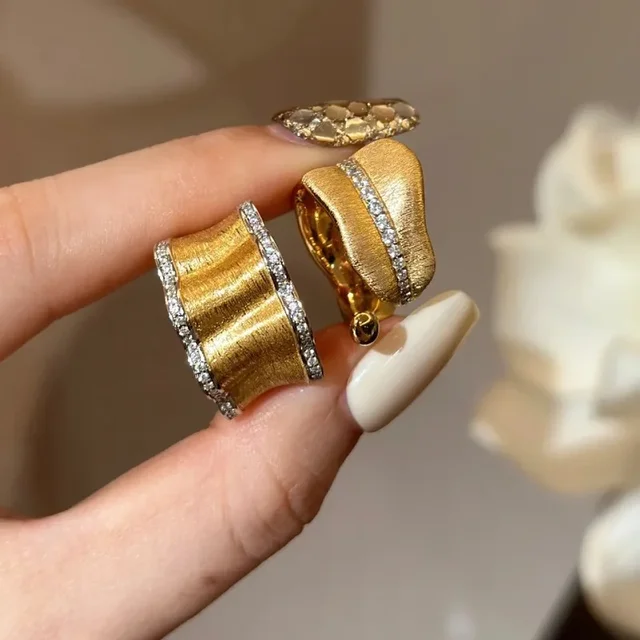 Lekki, luksusowy pierścionek z diamentowym inkrustowanym diamentem w kształcie liścia bananów Para Wysokiej jakości nieregularna biżuteria w stylu retro pałacowym