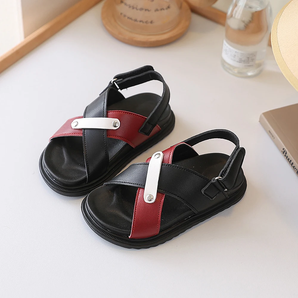 COMFY KIDS Sandalias romanas con tiras cruzadas en bloques de color negro y rojo para niños, cierre de gancho y bucle, suela de goma suave antideslizante, ligera