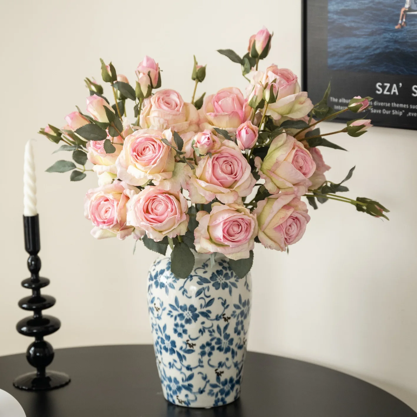 

French style grilled edges, Hina roses, wedding hall decoration, bride holding simulated flowers