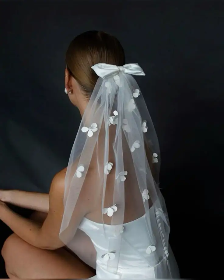 Customized Floral Applique Short Bridal Veils with Comb 3D Handmade Flowers One Layer Marriage Wedding Veil with Comb