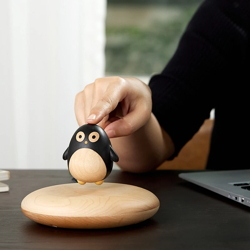 Magnetic Levitation Little Penguin, Log Decoration, Creative Decoration, Wood Carving, Desktop Toy, Gift for Men and Women