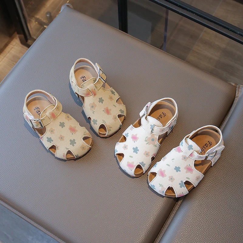 

Обувь для девочек, летние маленькие шлепанцы с цветочным принтом, летняя обувь для девочек на мягкой подошве и полые, детская обувь принцессы.