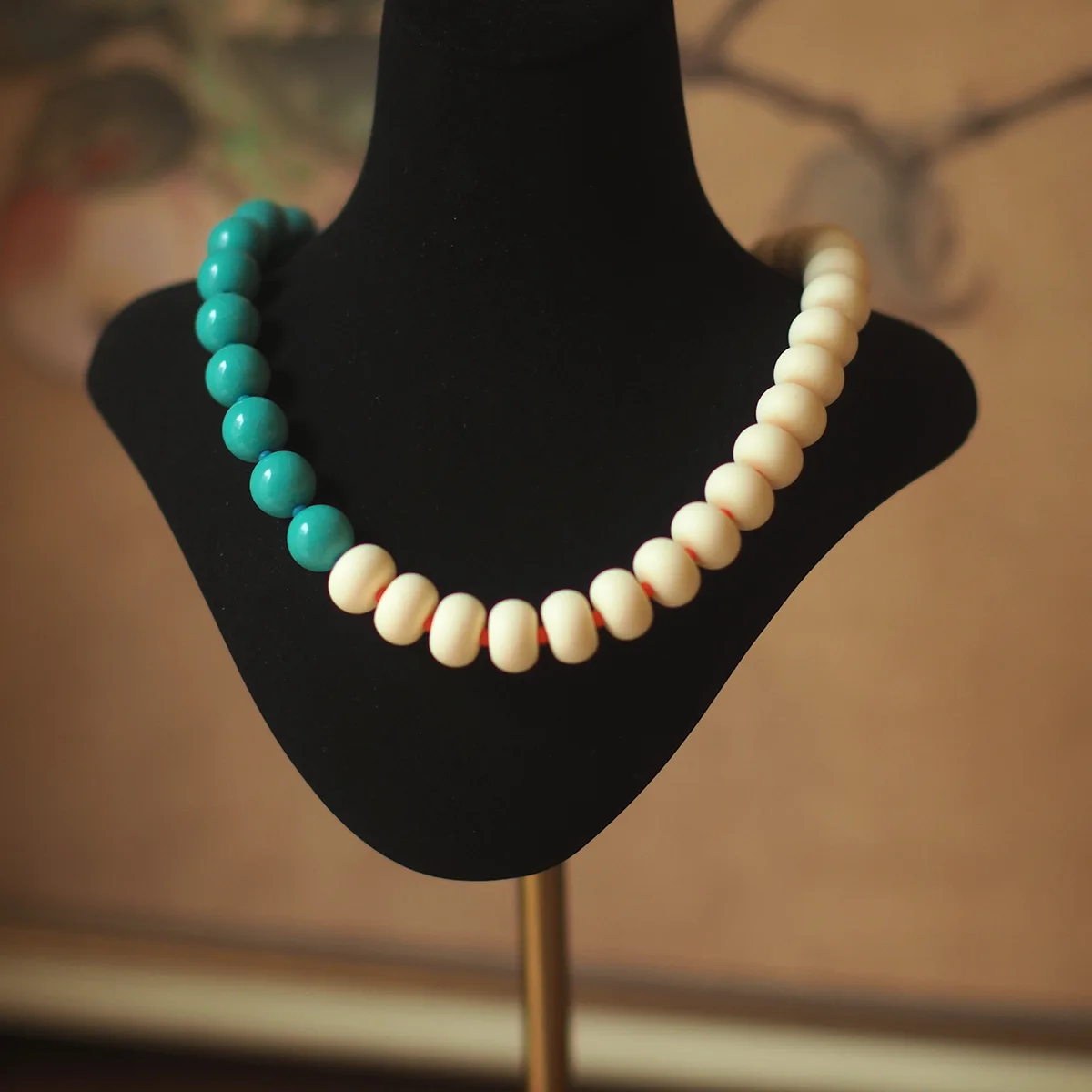 

Dopamine Heavy-Duty White Minimalist Versatile Necklace - Niche Designer, Stylish Turquoise, Euro-American Fashion