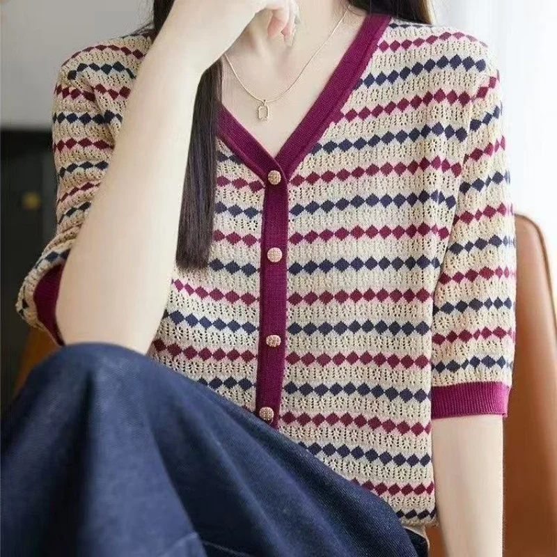 Nueva camiseta de punto de manga corta para mujer, talla grande, estilo nicho, a rayas contrastantes, color rojo rosa y verde, para verano