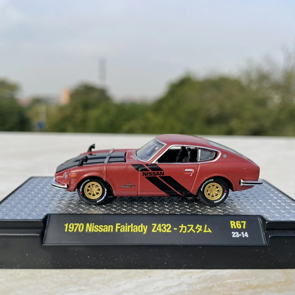 Diecast 1:64 Scale Nissan Z432 Sports Car Alloy Car Model Collectible Toy Gift Souvenir Display Ornament