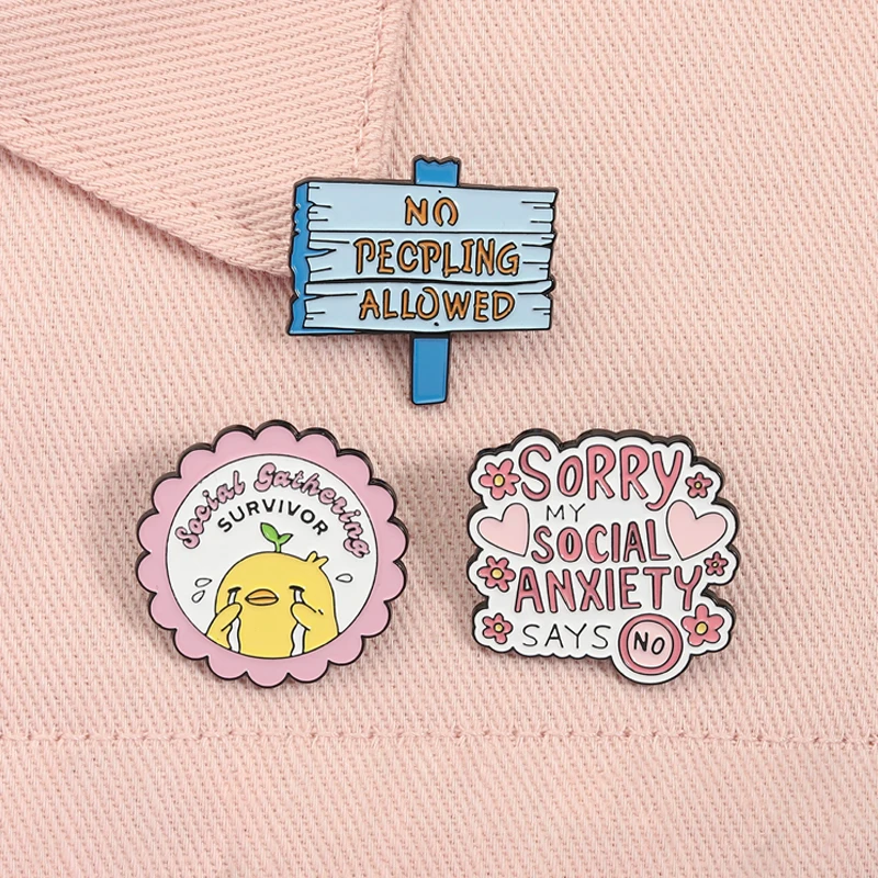Emaille-Anstecknadeln mit soziales Introvertiertes Zitat „Sorry My Social Anxiety Says No Social Satheving Survivor“-Broschen, Anstecknadel, Schmuckgeschenke