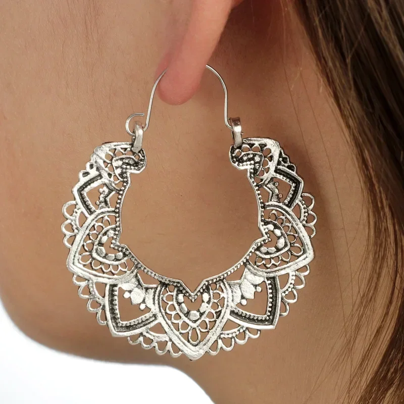 Retro Hollow Pattern Totem Earrings for Women Petal Geometric Heart-shaped Metal Earrings Accessories