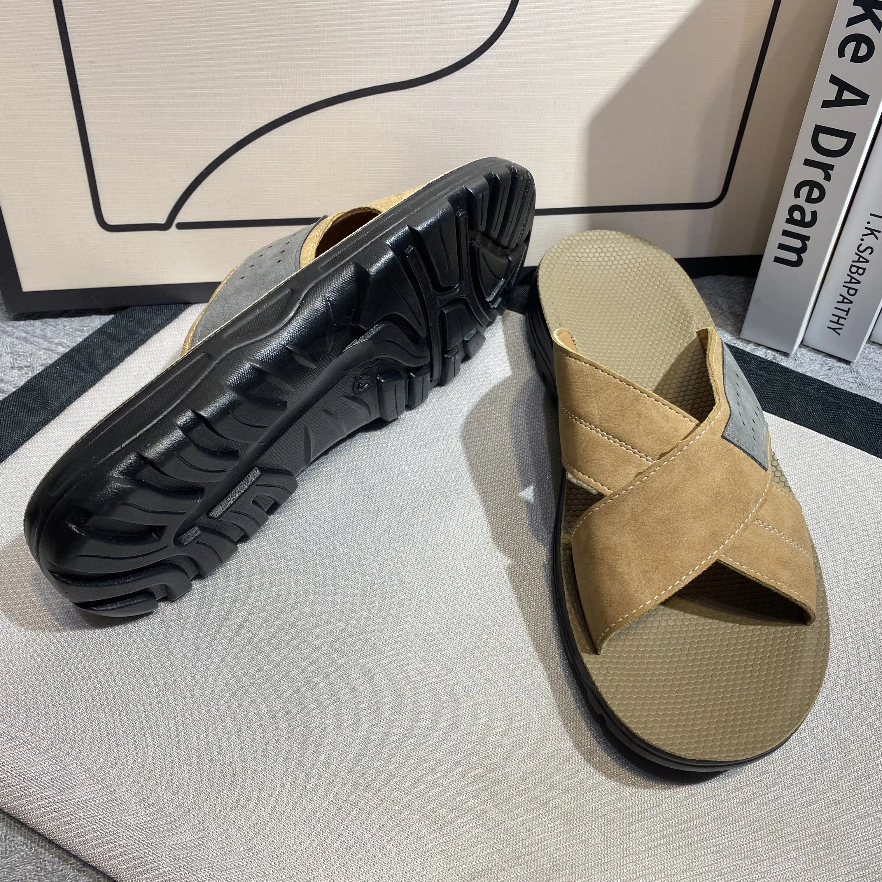 Zapatos clásicos a juego para hombres, sandalias de playa al aire libre, zapatos antideslizantes para el hogar y el jardín, zapatillas casuales de