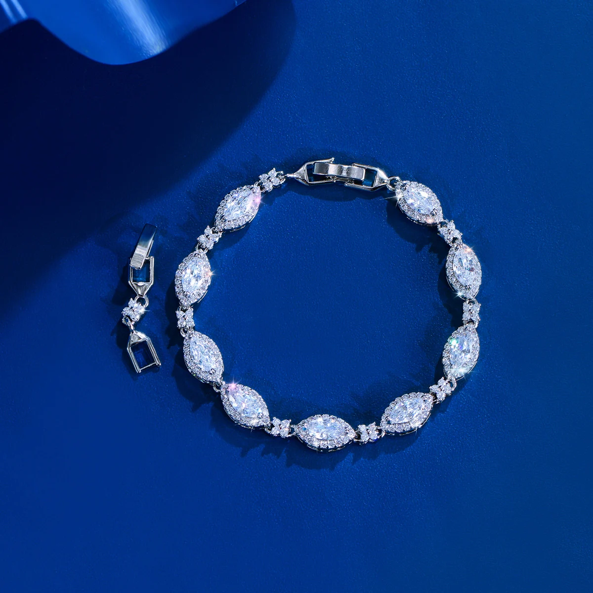 CWWZircons Exquisite, trendige, weiße CZ-Mikro-Pavé-Tennisarmbänder in ovaler Form für Damen, Hochzeit, Verlobung, Schmuckgeschenk S0279 – Detail 9