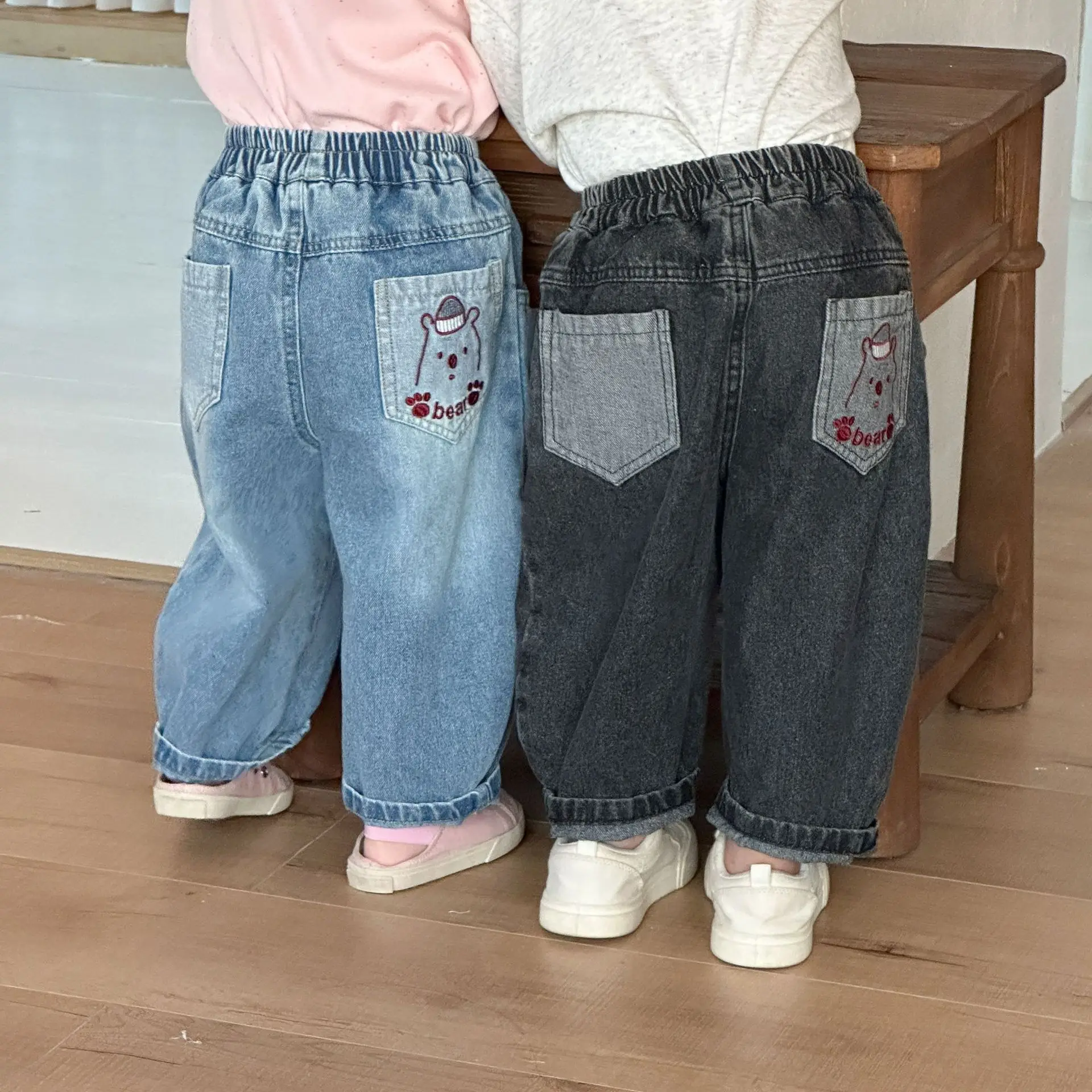 

2026 весенние новые детские свободные джинсовые брюки, повседневные брюки для мальчиков, детские джинсы, милые шаровары с героями мультфильмов для маленьких девочек, одежда для малышей