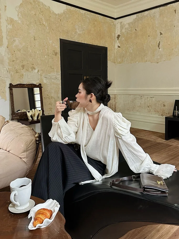 

Ele Vintage Women's Long Sve irt with Sa Milk Apricot Color Bell Sve Oil Painting Top for Autumn Season