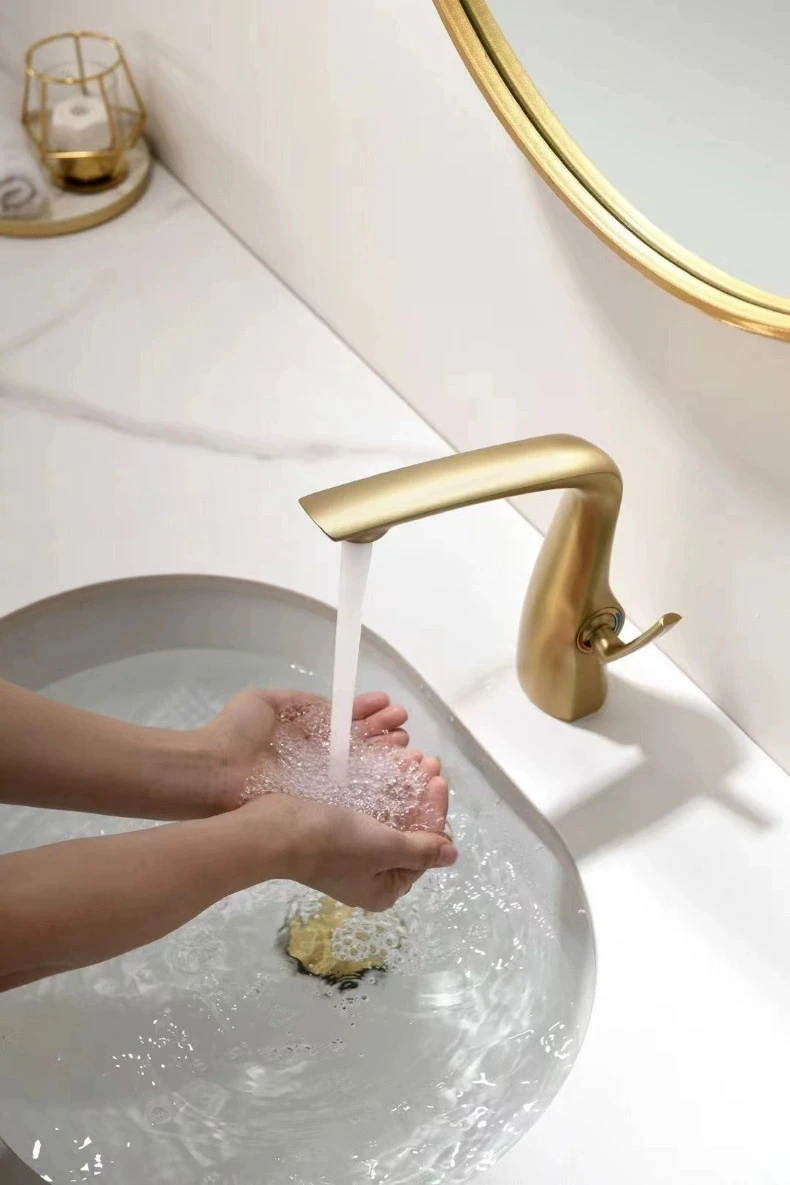 Luxury rose gold brass bathroom faucet modern 1-hole single handle cold and hot dual control simple chrome basin Tap