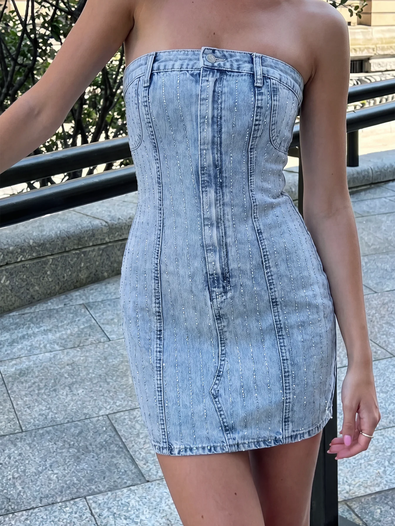 Damen Sommer 2026 Trägerloses Strass-Minikleid, Nicht-Dehnbares Strukturiertes Snow-Wash-Denim-Bodycon-Kleid, Vorderer Reißverschluss & Po-Bereich