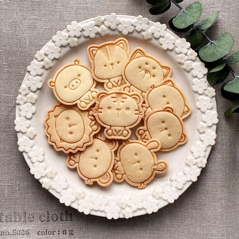 Cartoon Animal Pattern Cookie Cutter Puppy Piggy Rabbit Bear Lion Cat Biscuit Stamp Pressed Mold Homemade Bakeware Kitchenware