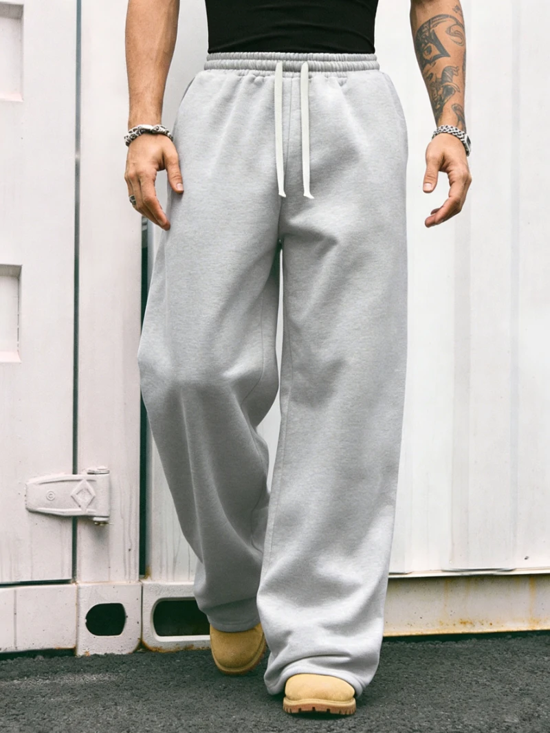 Bequeme Herren-Cargohose mit geradem Bein, lockerem Schnitt und elastischem Kordelzug am Bund – ideal für den Arbeitsweg.